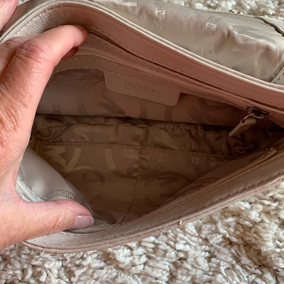 Fabulous, timeless, quilted handbag. - Picture 6 of 9